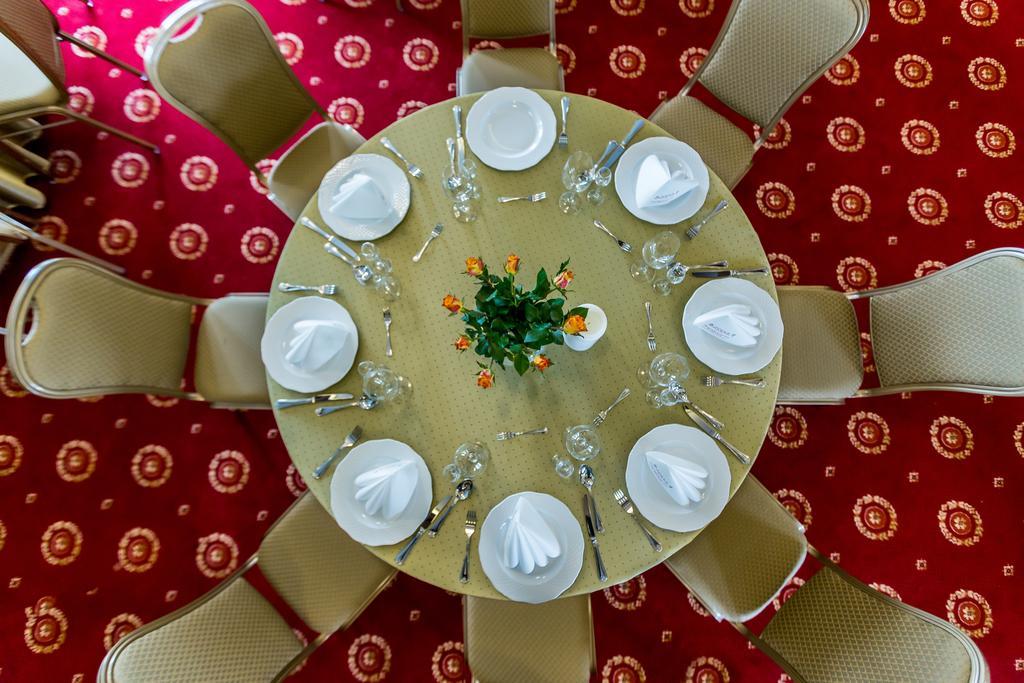 Hotel Krzyski Tarnów Buitenkant foto
