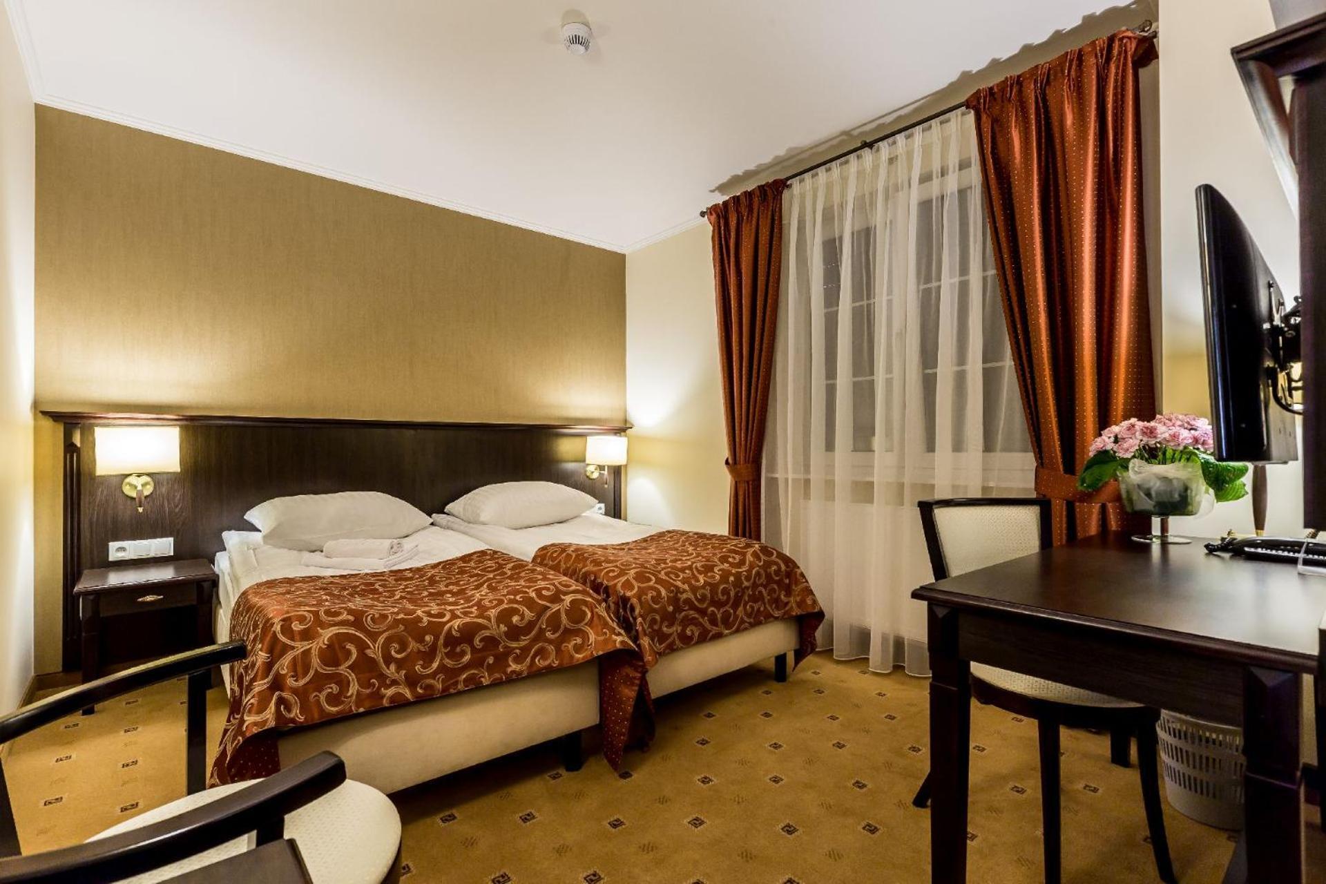 Hotel Krzyski Tarnów Buitenkant foto