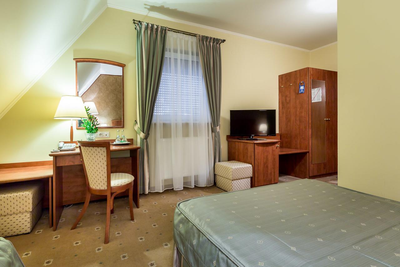Hotel Krzyski Tarnów Buitenkant foto